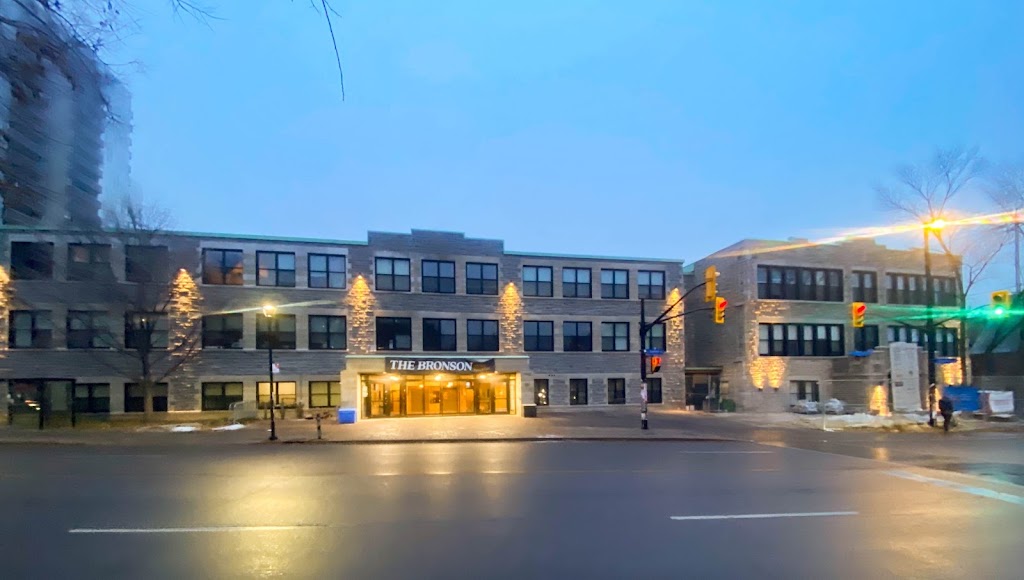 Fachada de Bronson Centre