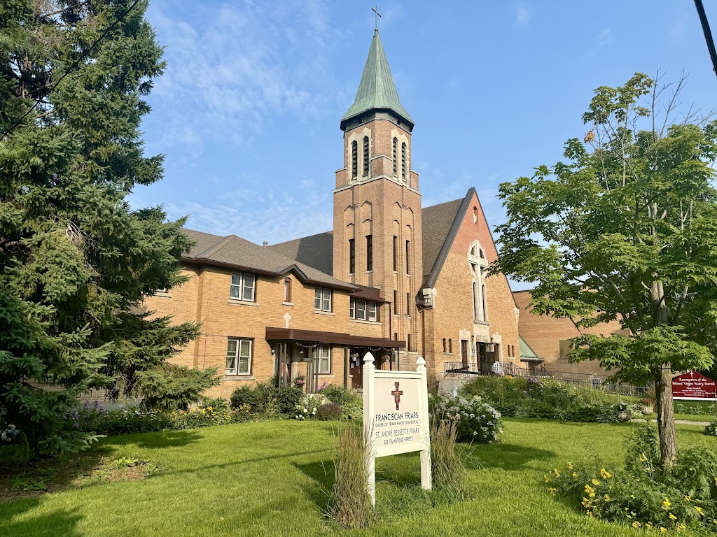 Fachada de Assumption of the Blessed Virgin Mary Parish