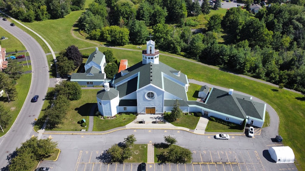Fachada de Divine Infant Catholic Church
