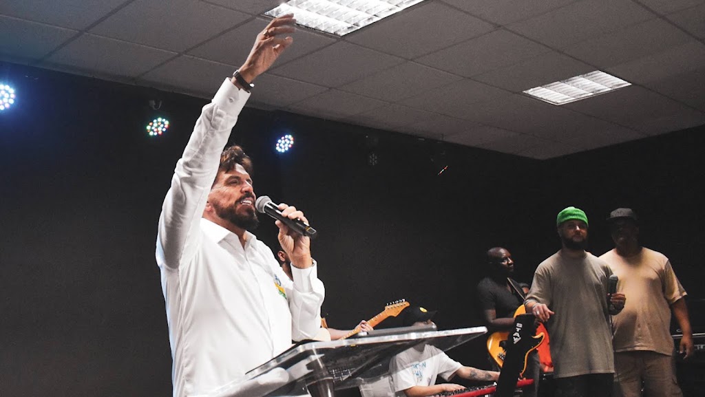 Fachada de Igreja Apostólica Renascer em Cristo Salvador