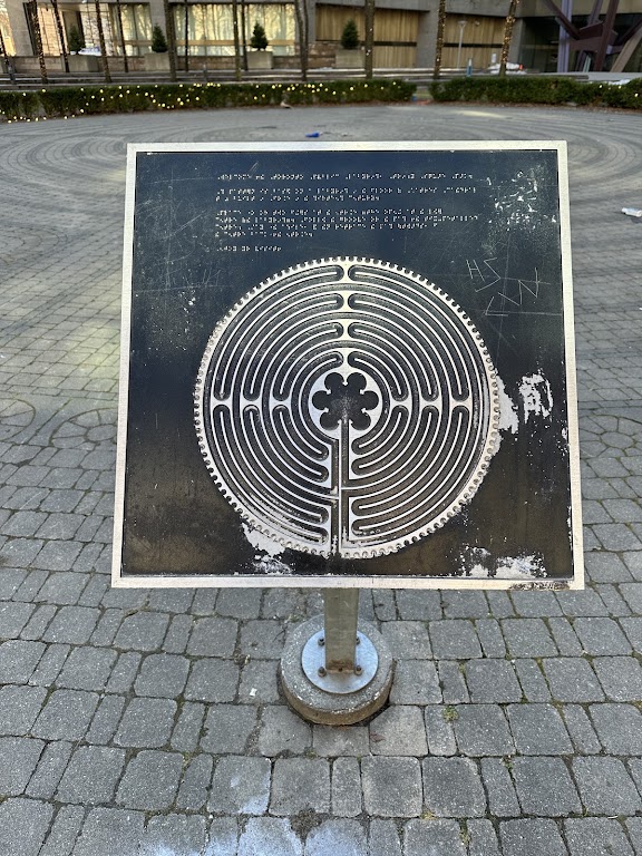 Fachada de Trinity Square Labyrinth