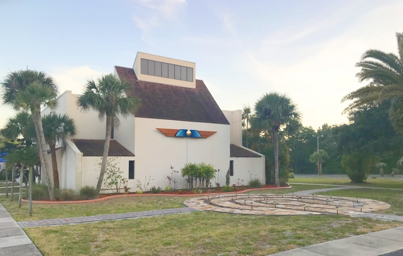 Fachada de Unity Church of Clearwater (Meeting at Discovery Academy of Science - 2433 Nursery Rd, Clearwater)