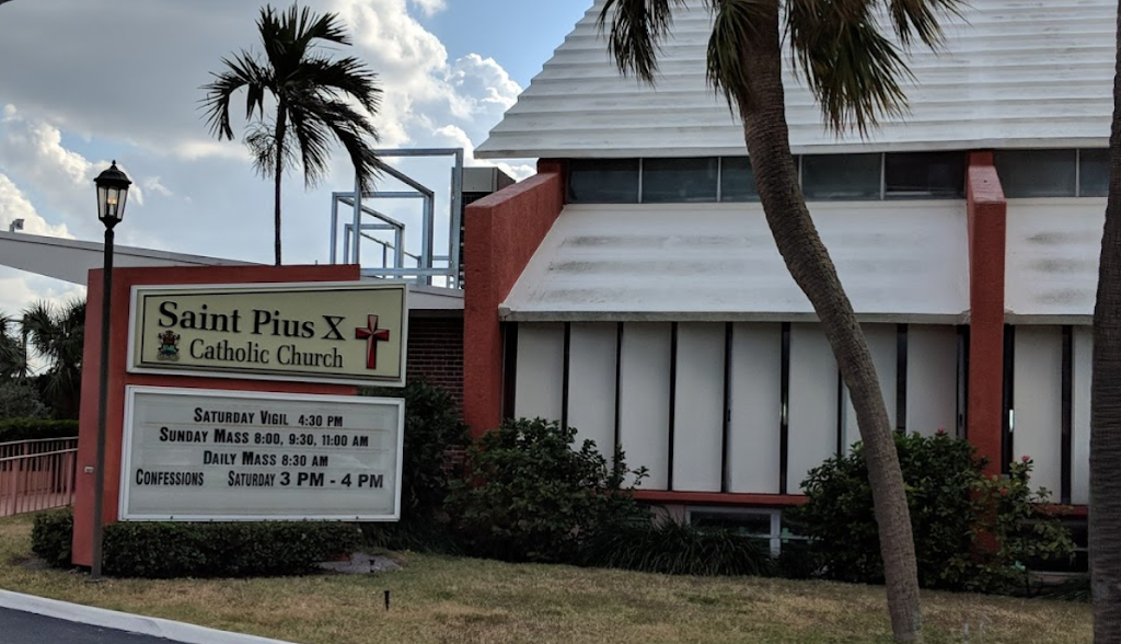 Fachada de St Pius X Catholic Church