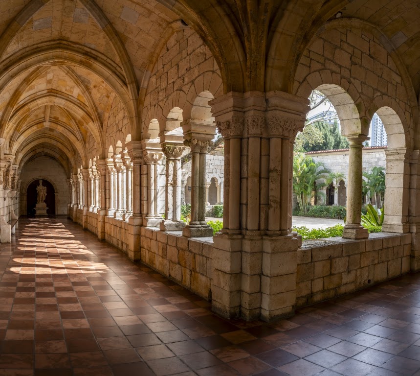 Fachada de The Ancient Spanish Monastery