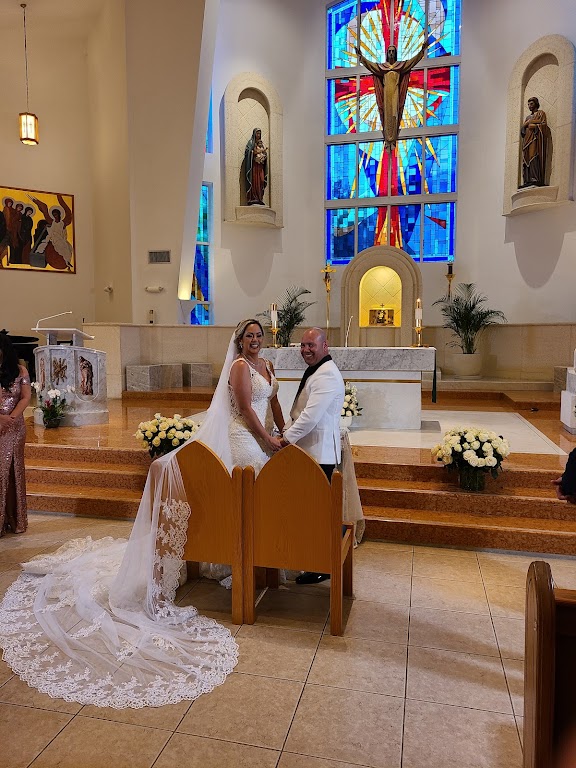Fachada de Our Lady of the Divine Providence Catholic Church