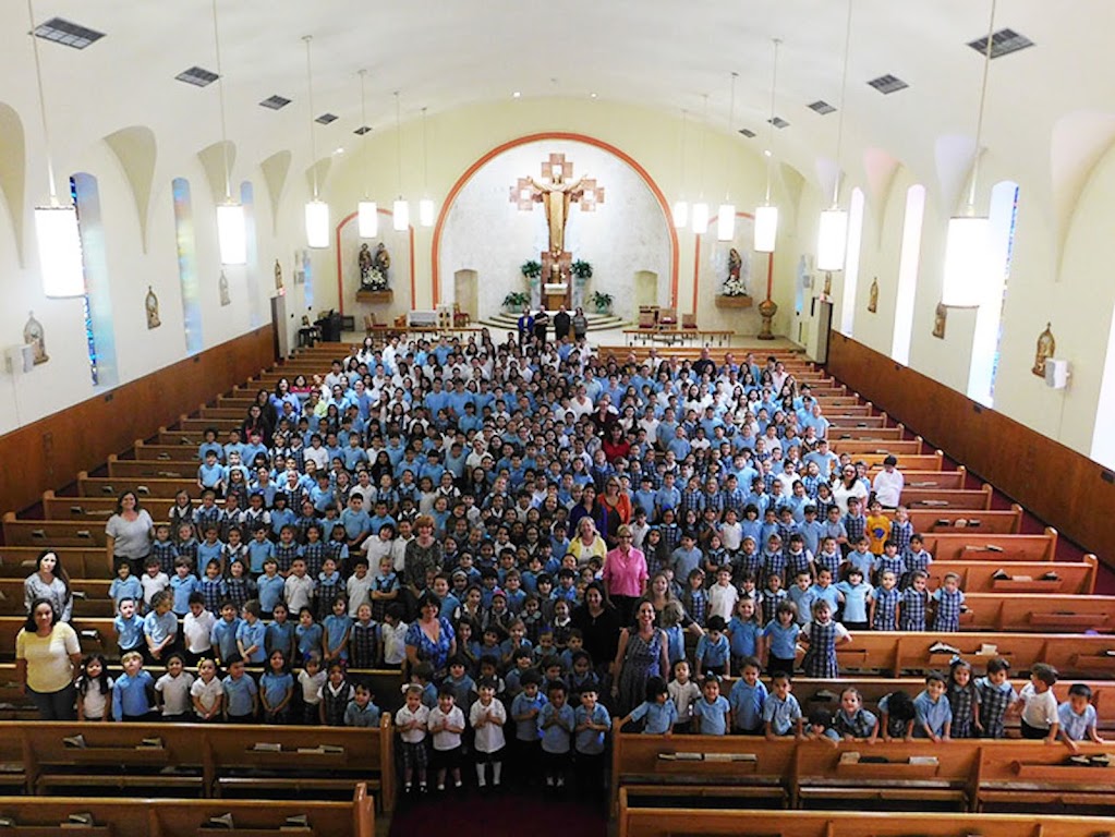 Fachada de Igreja Católica Santos Pedro e Paulo