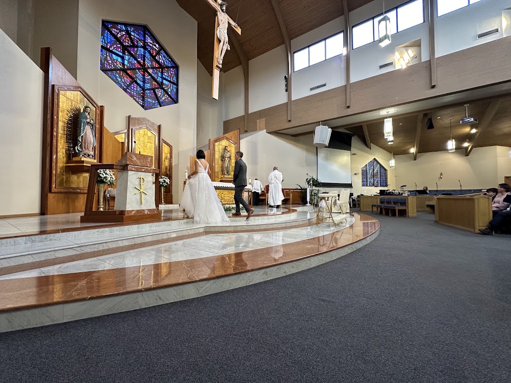 Fachada de Holy Cross Catholic Church