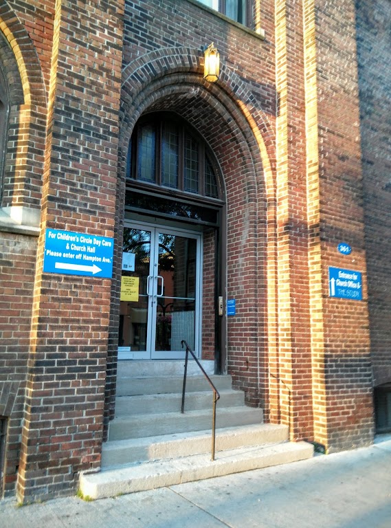 Fachada de St. Barnabas on the Danforth Anglican Church