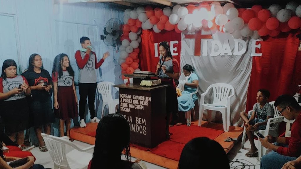 Fachada de Igreja evangélica a porta que Deus abre ninguém fecha