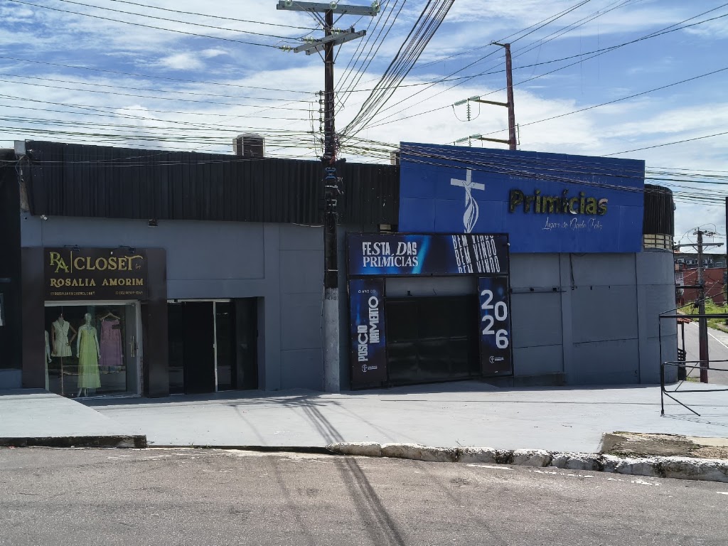 Fachada de Primícias Church "Lugar de Gente Feliz"