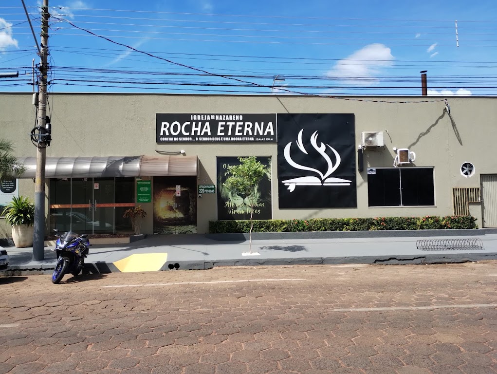 Fachada de Igreja do Nazareno - Rocha Eterna