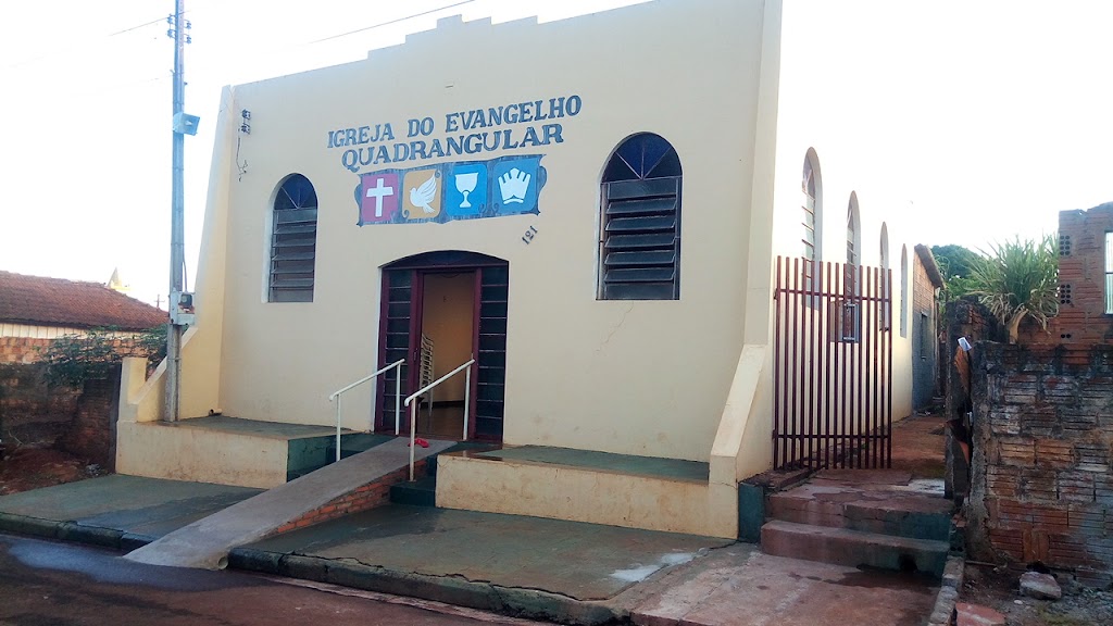 Fachada de 1° Igreja do Evangelho Quadrangular Frutal do Campo