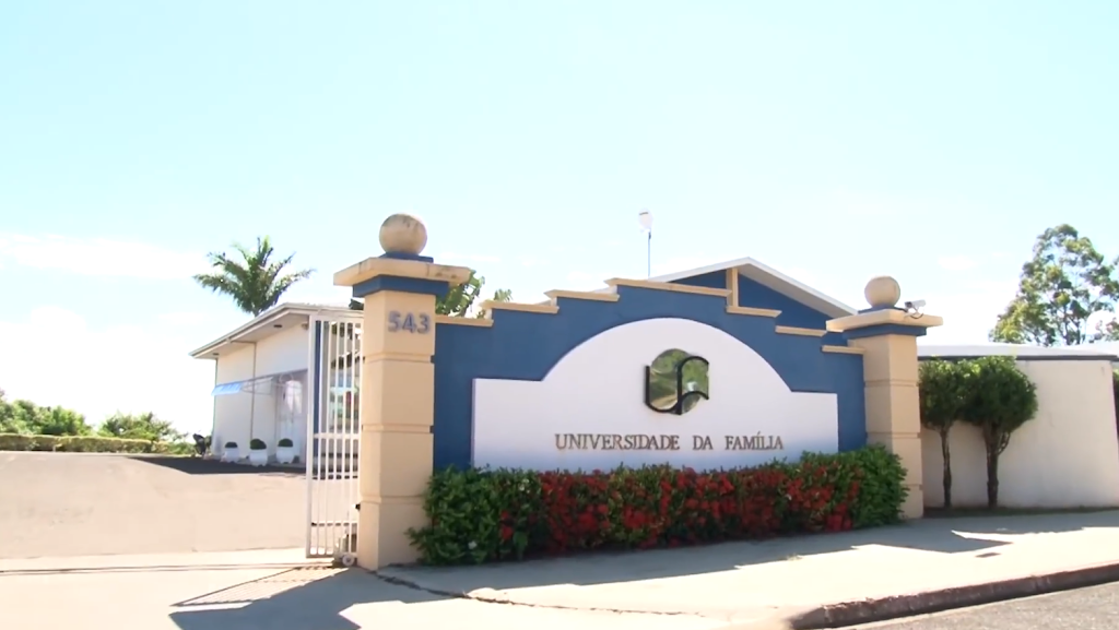 Fachada de Universidade da Família