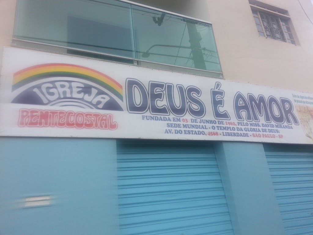Fachada de Igreja Petencostal Deus é Amor