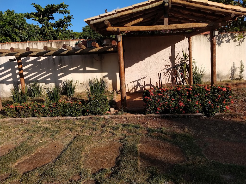 Fachada de Sítio cantinho do sossego/Condomínio Cristais rua Esmeralda, 100 .