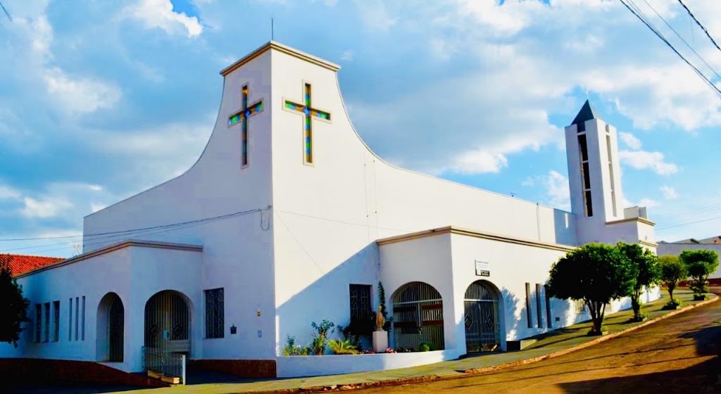 Fachada de Paróquia Santa Helena e São Cura D'Ars