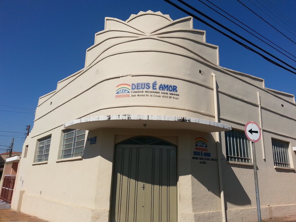 Fachada de Igreja Deus é Amor