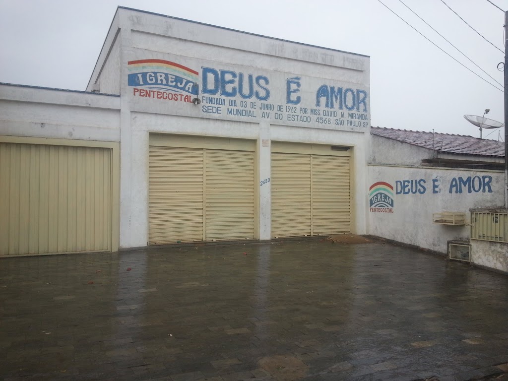 Fachada de Deus é Amor