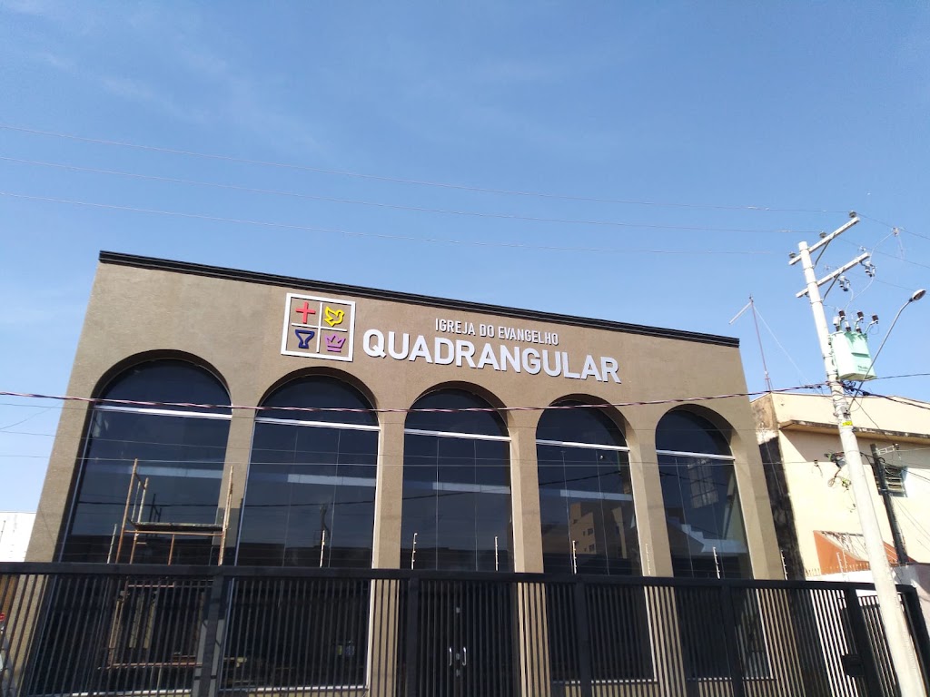 Fachada de 1ª Igreja do Evangelho Quadrangular