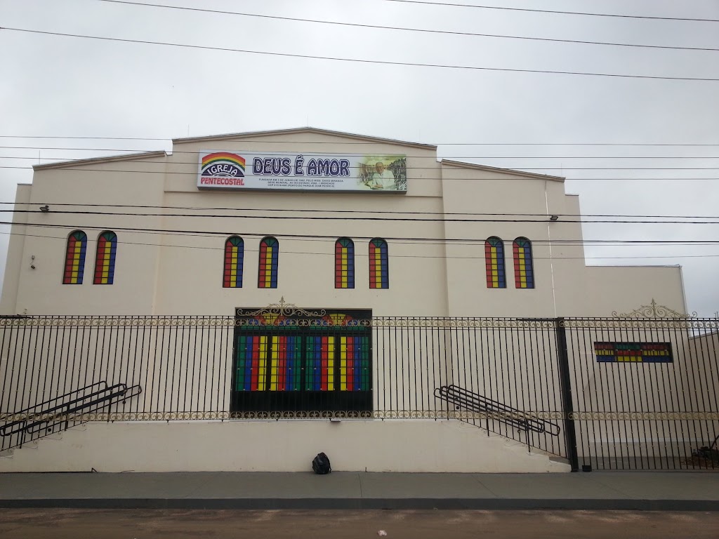 Fachada de Igreja Pentecostal Deus é Amor Sede Estadual