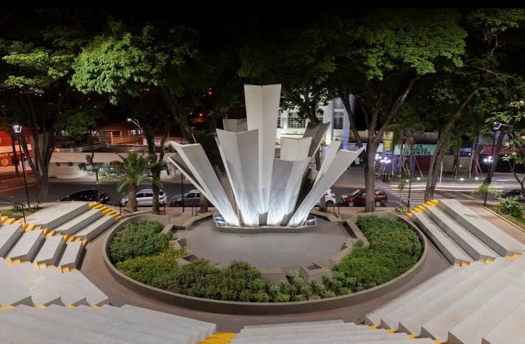 Fachada de Praça do Paratodos Botucatu ( praça Coronel Raphael de Moura Campos )