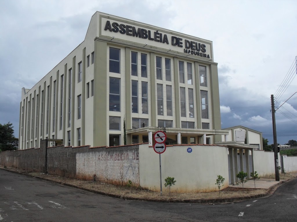 Fachada de Assembleia de Deus Ministério de MadureiAssembleia de Deus Ministério de Madureira em Ararasra em Araras