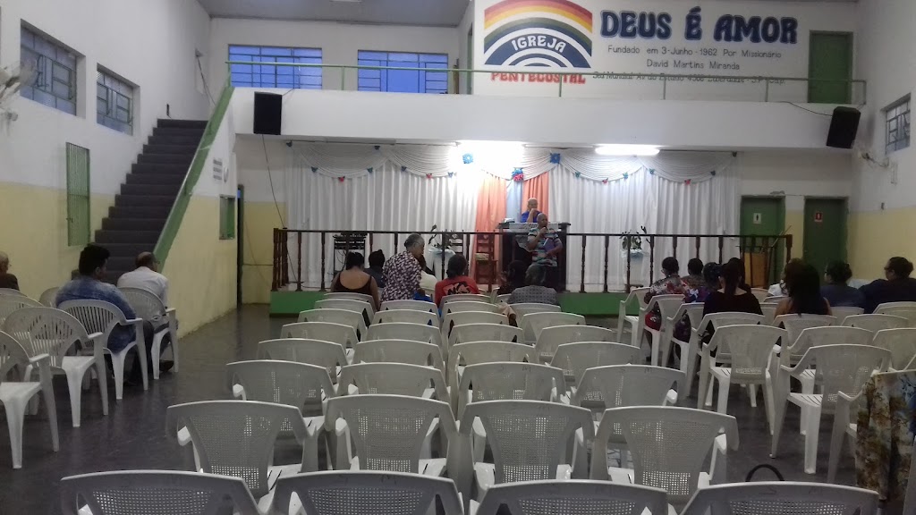 Fachada de Igreja Pentecostal Deus é Amor Sede Central