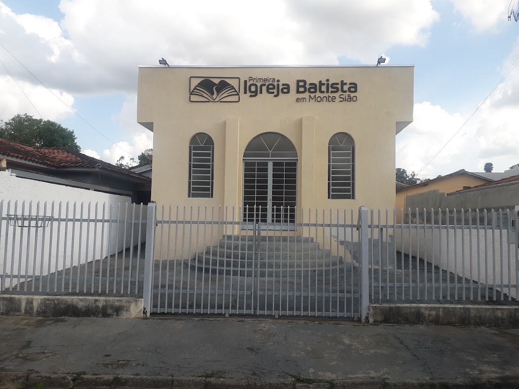 Fachada de 1ª Igreja Batista em Monte Sião