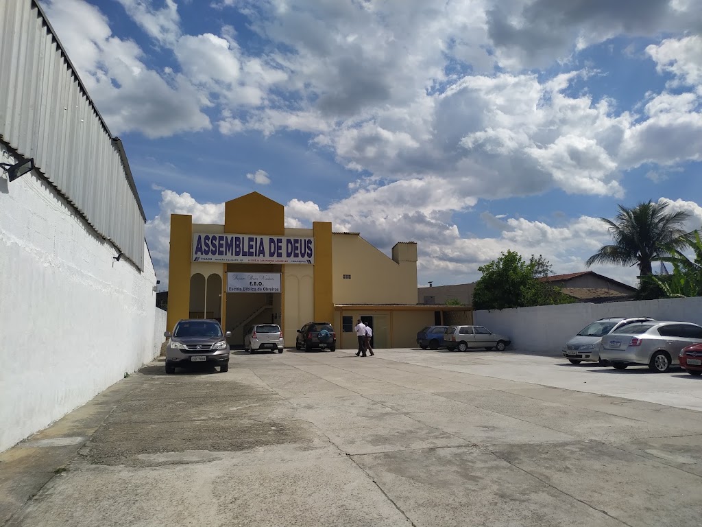 Fachada de Assembleia de Deus - Portas Amarelas
