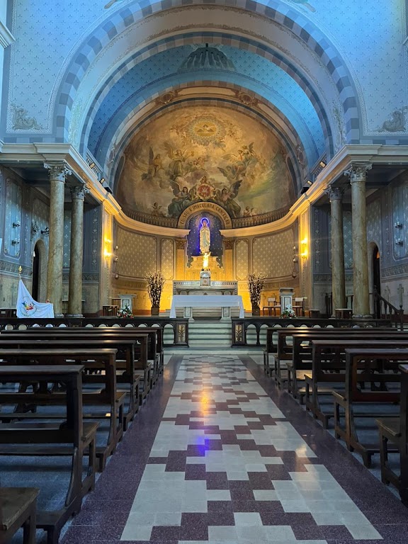 Fachada de Paróquia Nossa Senhora de Lourdes