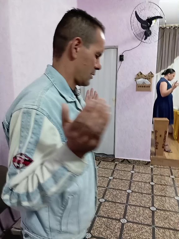 Fachada de Igreja Pentecostal " Ide E Pregai "