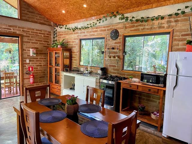 Fachada de Refúgio com Hidro e Lareira na Serra da Cantareira
