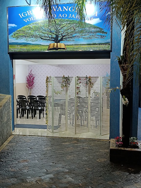 Fachada de Igreja evangélica voltando ao jardim