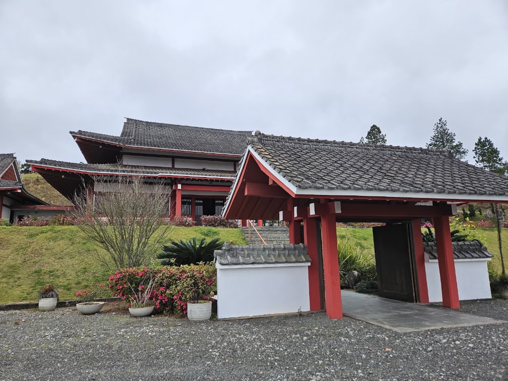 Fachada de Templo Budista Jodoshu Nippakuji de Ibiúna
