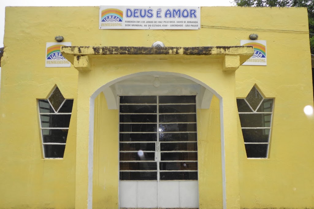 Fachada de Igreja Pentecostal Deus é Amor do Bairro Angatuba