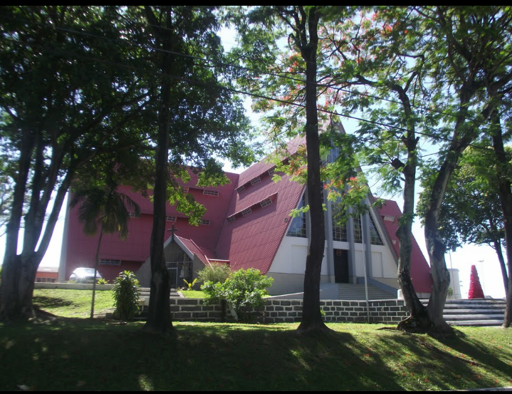 Fachada de igreja católica prospera