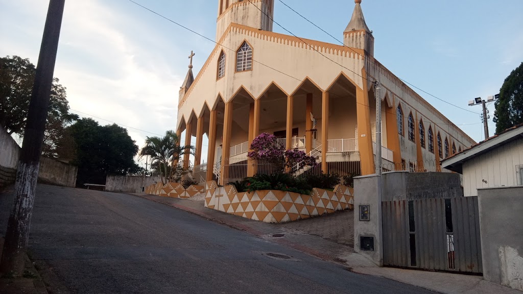 Fachada de Igreja Católica de Capoeiras