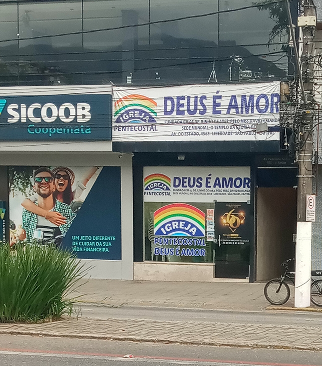 Fachada de Igreja Pentecostal Deus é Amor de Teresópolis-RJ