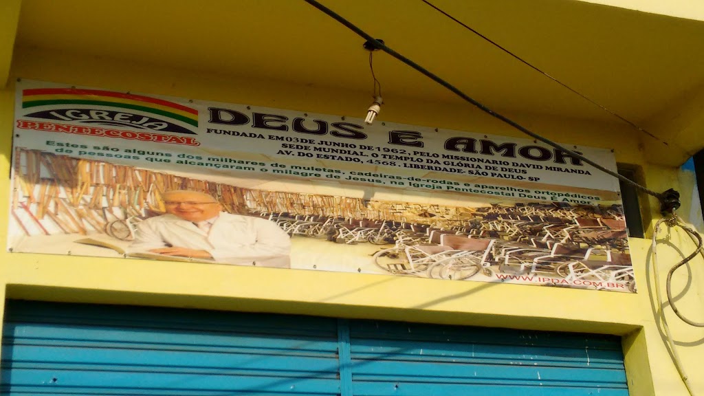 Fachada de Igreja Deus É Amor