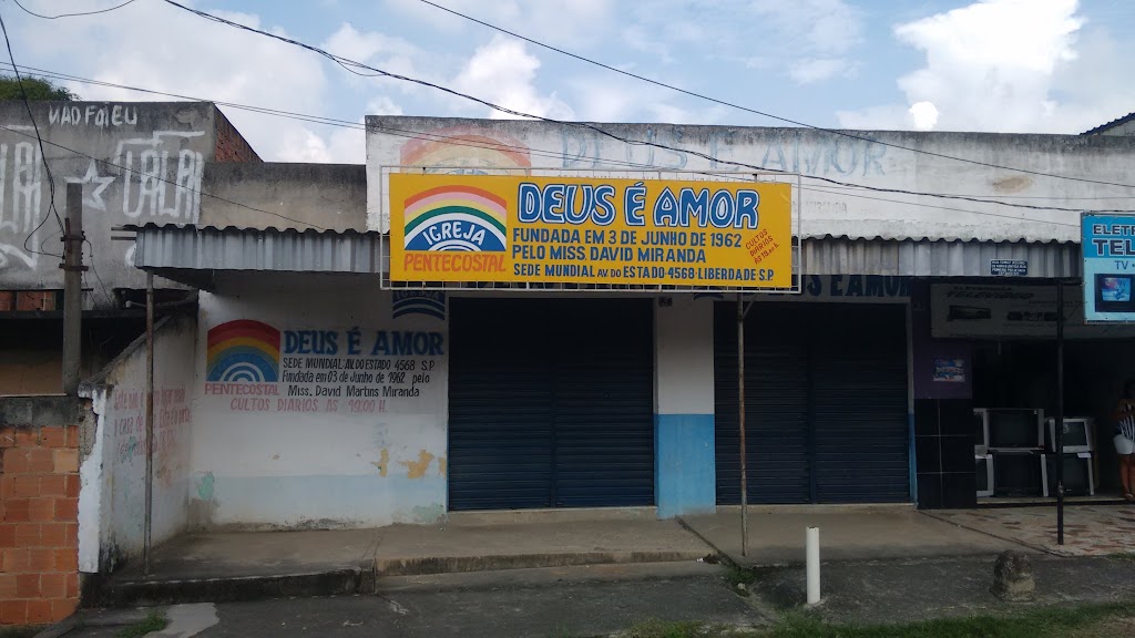 Fachada de Deus é Amor
