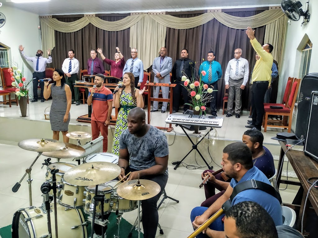 Fachada de Igreja e Assembléia de Deus Central em Santa Eugênia
