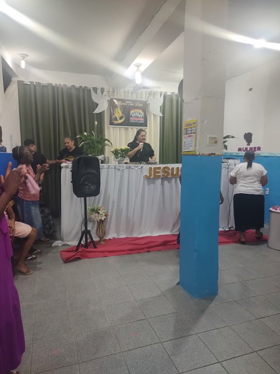 Fachada de Igreja Pentecostal Deus é Amor - Rua: Vista Alegre N°10, Bairro: Inhaúma - Complexo do alemão - Nova Brasília - RJ