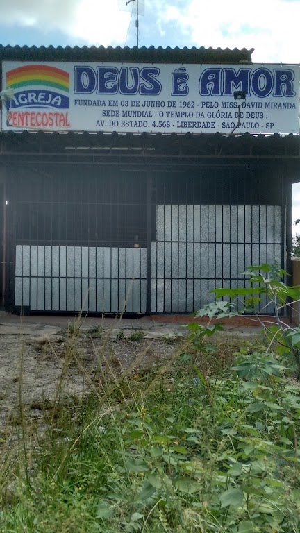 Fachada de Deus é Amor