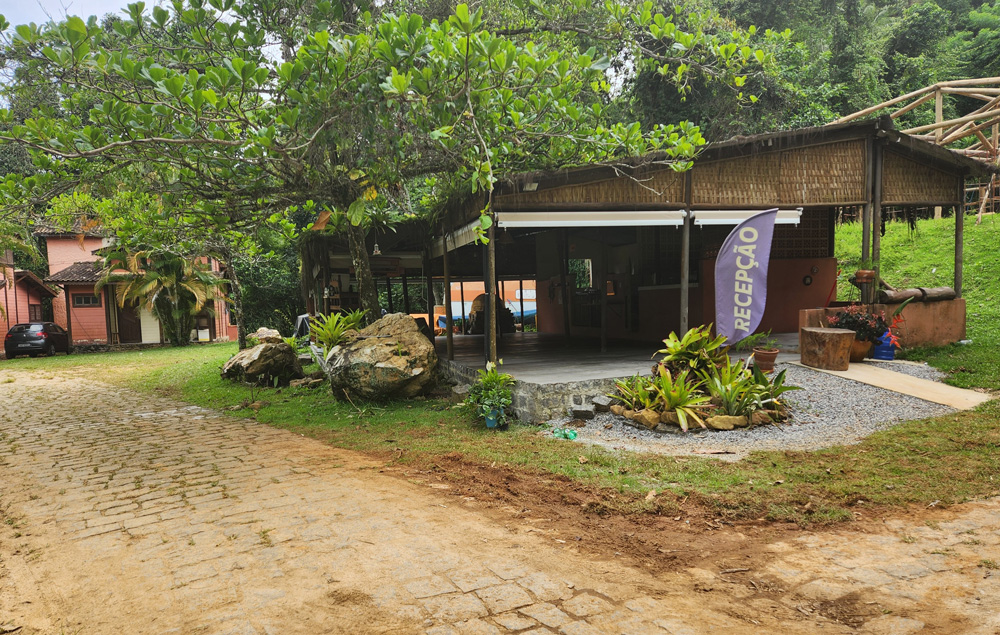 Fachada de Prumirim - Camping & Chalés