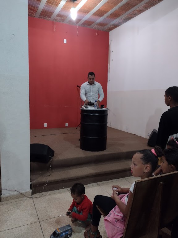 Fachada de Igreja Pentecostal Pedras Afogueadas - Florença