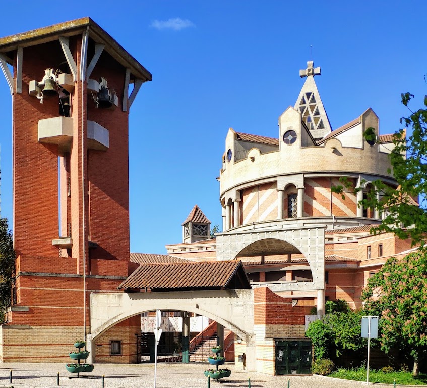 Fachada de Igreja de Cristo-Rei da Portela