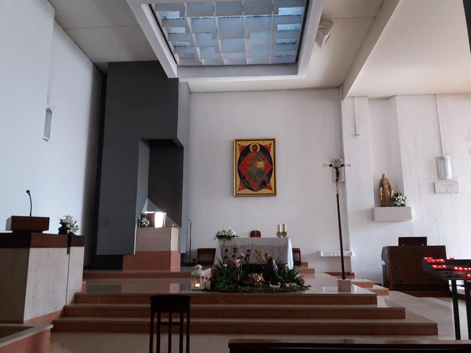 Fachada de Igreja Paroquial de Algés - Cristo Rei