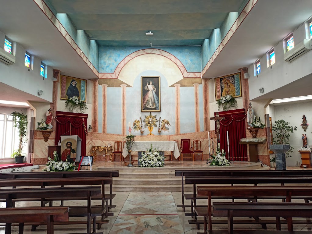 Fachada de Igreja da Divina Misericórdia (Patameiras)